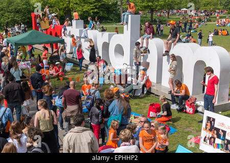 Könige in Amsterdam Vondelpark Vondel Park, Kinder verkaufen ihre verstoßene Spielzeuge, Limonade, Cupcakes und Tricks um Geld spielen. Stockfoto