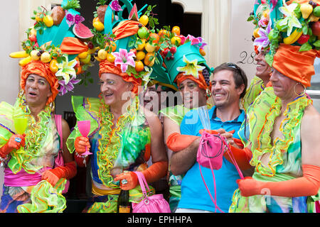 Ein Besucher der Amsterdam Gay Pride Canal Parade posiert mit 5 Carmen Miranda Lookalike Transvestiten Stockfoto