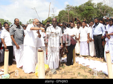 Jaffna, Sri Lanka. 18. Mai 2015. Menschen Licht Öllampen zu Märtyrern in Jaffna, Sri Lanka, 18. Mai 2015 trauern. Sri-Lanka-Tamilen nahm Teil in einer Zeremonie am Mullaivaukkal am Stadtrand von Jaffna am Montag, zum Gedenken an die Verstorbenen in Schlachten zwischen den Liberation Tigers of Tamil Eelam (LTTE) Kämpfer und Regierungstruppen am Ende des drei-Jahrzehnt separatistischen Konflikts vor sechs Jahren. © A. Rajhita/Xinhua/Alamy Live-Nachrichten Stockfoto