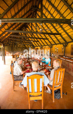 Afrika, Namibia. AfriCat Foundation. Okonjima Bush Camp. Reisegruppe haben gut zubereitete Mahlzeit. Stockfoto