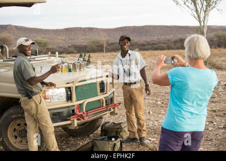 Afrika, Namibia. AfriCat Foundation. Touristen fotografieren der Reiseleiter. Stockfoto