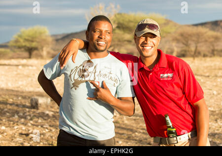 Afrika, Namibia. AfriCat Foundation. Bild von zwei Tourguides. Stockfoto