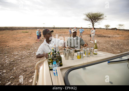 Afrika, Namibia. AfriCat Foundation. Reiseleiter Touristen Getränke vorbereiten. Stockfoto