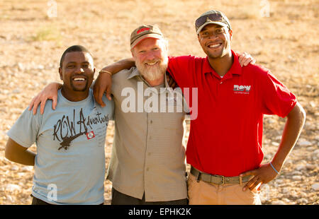 Afrika, Namibia. AfriCat Foundation. Zwei Reiseleiter posiert mit Touristen. Stockfoto