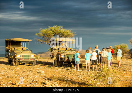 Afrika, Namibia. AfriCat Foundation. Gruppieren Sie herumstehen sprechen. Stockfoto