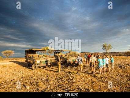 Afrika, Namibia. AfriCat Foundation. Gruppieren Sie herumstehen sprechen. Stockfoto