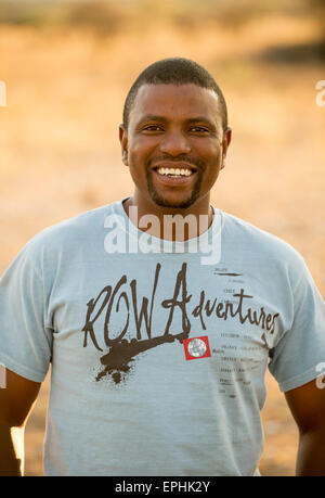 Afrika, Namibia. AfriCat Foundation. Bild des Lächelns Reiseleiter. Stockfoto