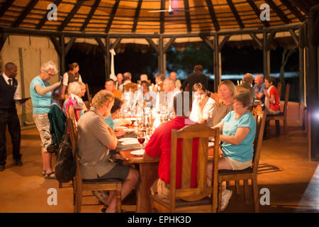 Afrika, Namibia. AfriCat Foundation. Gruppe für das Abendessen vorbereiten. Stockfoto