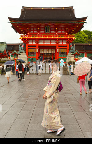 Japanische Geisha in Fushimi Inari Schrein-Gärten in Kyoto. Der Weg an die Spitze des Berges ist erreichbar durch einen Klaps Stockfoto