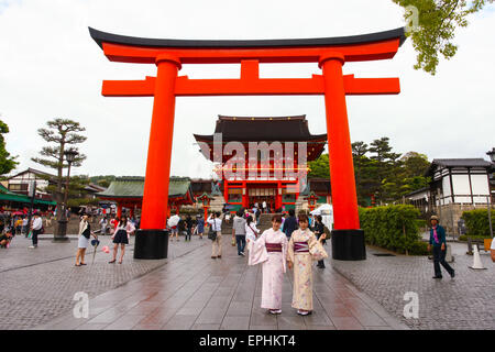 Japanische Geisha in Fushimi Inari Schrein-Gärten in Kyoto. Der Weg an die Spitze des Berges ist erreichbar durch einen Klaps Stockfoto