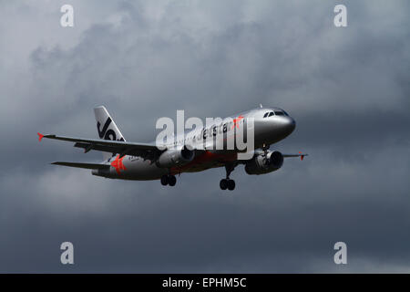 Jetstar Airbus A320 landen am internationalen Flughafen Auckland, Auckland, Nordinsel, Neuseeland Stockfoto