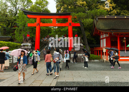 Japaner und Touristen geben Sie Fushimi-Inari-Schrein in Kyoto. Stockfoto