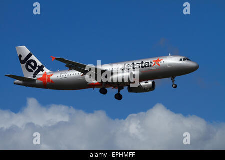 Jetstar Airbus A320 landen am internationalen Flughafen Auckland, Auckland, Nordinsel, Neuseeland Stockfoto