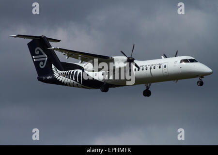 Air New Zealand Bombardier Dash 8 Landung an inländischen Flughafen Auckland, Auckland, Nordinsel, Neuseeland Stockfoto