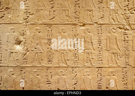 großen Sand Wand mit Fragment der alten ägyptischen Dokument Stockfoto