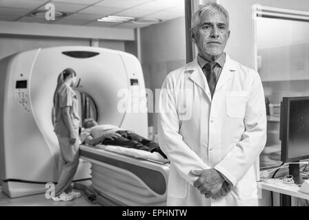Zuversichtlich männlichen Arzt im Krankenhaus mit Patienten MRT. Stockfoto