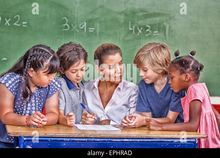 Lehrerin mit ihrem Multi-ethnischen Klassenzimmer lernen Mathematik. Stockfoto