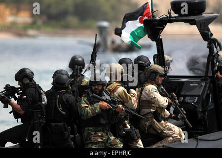 Aqaba, Jordanien. 18. Mai 2015. Soldaten nehmen Teil in der Jordan-US-Manöver während der "Eager Lion" militärischen Übungen in den Golf von Aqaba, Jordanien, am 18. Mai 2015. Truppen aus Jordanien, den USA und Italien durchgeführt militärische Manöver am Montag im Süden Jordaniens als Teil einer internationalen militärischen Drill. © Mohammad Abu Ghosh/Xinhua/Alamy Live-Nachrichten Stockfoto