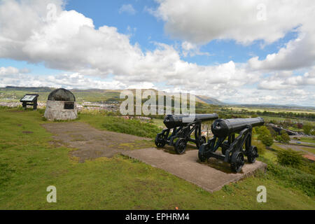 Die Enthauptung Stein und Kanonen auf Gowan Hügel, Stirling, mit dem Wallace Monument in der Ferne Stockfoto