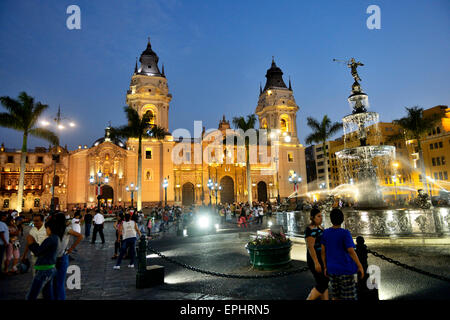 Kathedrale an der Plaza Mayor oder der Plaza de Armas in der Abend, UNESCO-Weltkulturerbe, Lima, Peru Stockfoto
