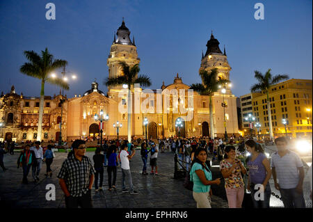 Kathedrale an der Plaza Mayor oder der Plaza de Armas in der Abend, UNESCO-Weltkulturerbe, Lima, Peru Stockfoto