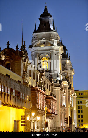 Erzbischöflichen Palast und Kathedrale, Plaza Mayor oder Plaza de Armas in der Abend, UNESCO-Weltkulturerbe, Lima, Peru Stockfoto