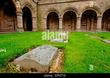 Die Roxburghe Memorial Kreuzgang – erbaut in den 1930er Jahren zum Gedenken an den 8. Duke of Roxburghe, Kelso Abbey, Scottish Borders Stockfoto