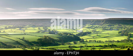 Linsenförmige Wolken über Danby Rigg, Danby Dale, NYM, Mai 2015 Stockfoto