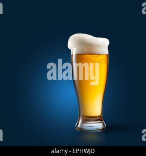 Bier im Glas auf blau Stockfoto