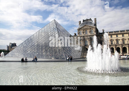 Paris Pyramide im Louvre Museum Stockfoto