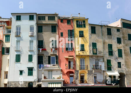 Blick auf eine Reihe von historischen traditionelle Häuser am Ufer in einem sonnigen Frühlingstag, Portovenere, Italien Stockfoto