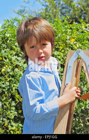 Sehr hübscher Junge auf der Treppe Stockfoto