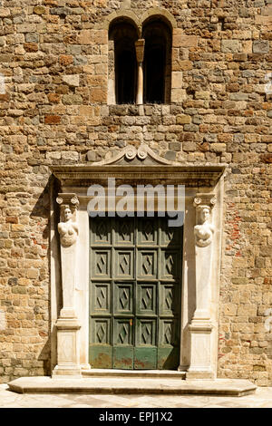 Detail von dem Steinportal der mittelalterlichen Kirche im Zentrum des Städtchens, aufgenommen an einem sonnigen Frühlingstag, Sarzana, Italien Stockfoto