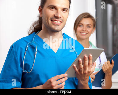 zwei junge Ärztinnen und Ärzte Stockfoto