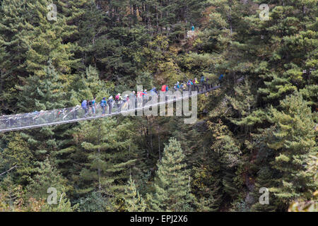 Der Everest Base Camp Trek überquert Flusses Dudh Kosi neue Hängebrücken Draht auf dem Weg nach Namche Bazar, Stockfoto