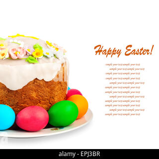 Bemalte Ostereier und leckeren Cupcake auf weißen Hintergrund isoliert Stockfoto