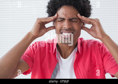 Gestressten Geschäftsmann bekommen Kopfschmerzen Stockfoto