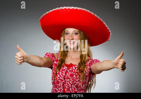 Frau trägt Sombrero-Hut in lustige Konzept Stockfoto