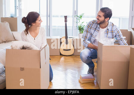 Süßes paar Kartons Auspacken Stockfoto