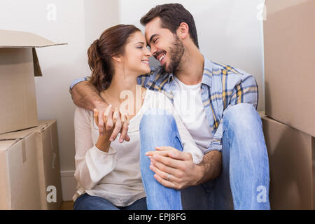 Süßes Paar am Boden Stockfoto