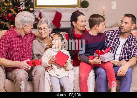 Multi-Generation-Familienholding präsentiert auf sofa Stockfoto