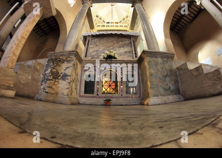 Rom, Italien - 21. April 2015: San Giorgio al Velabro alte romanische Kirche, die Krypta unter dem altar Stockfoto