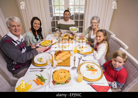 Drei-Generationen-Familie beim Weihnachtsessen zusammen Stockfoto