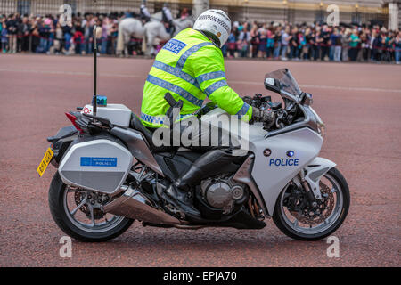 Eine bewaffnete Motorrad Polizeioffizier der besonderen Escort Gruppe SEG (Metropolitan Police) Honda Motorrad London England Großbritannien Stockfoto