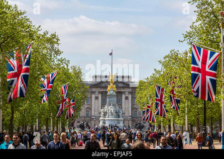 Die Mall auf der Suche nach Westen Richtung das Victoria Memorial und Buckingham Palace auf einer belebten Sonntag Nachmittag in London England Großbritannien Stockfoto