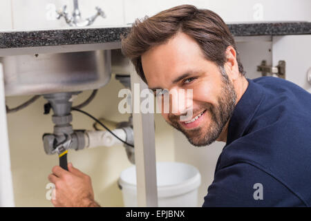 Klempner Befestigung unter der Spüle Stockfoto