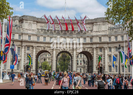 Landschaft Bild der Admiralty Arch, wie von der Mall, dem Tor zum Buckingham Palace, London, UK, England gesehen Stockfoto