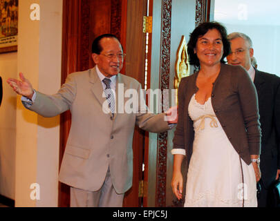 Phnom Penh, Kambodscha. 19. Mai 2015. Kambodschanischen Vizepremierminister und Außenminister Hor Namhong (L) begrüßt Besuch französischer Staatssekretär für Entwicklung und Frankophonie Annick Girardin (vorne R) in Phnom Penh, Hauptstadt von Kambodscha, bei der 19. Mai 2015. Kambodscha und Frankreich am Dienstag unterzeichnete eine Vierjahres-Orientierung und Kooperation (2015-2018), mit dem Ziel, die bilateralen Beziehungen und Zusammenarbeit weiter verstärkt. © Sovannara/Xinhua/Alamy Live-Nachrichten Stockfoto