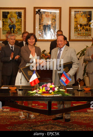 Phnom Penh, Kambodscha. 19. Mai 2015. Kambodschanischen Vizepremierminister und Außenminister Hor Namhong (vorne R) schüttelt die Hand mit dem Besuch der französische Staatssekretär für Entwicklung und Frankophonie Annick Girardin (Front L) in Phnom Penh, Hauptstadt von Kambodscha, am 19. Mai 2015. Kambodscha und Frankreich am Dienstag unterzeichnete eine Vierjahres-Orientierung und Kooperation (2015-2018), mit dem Ziel, die bilateralen Beziehungen und Zusammenarbeit weiter verstärkt. © Sovannara/Xinhua/Alamy Live-Nachrichten Stockfoto