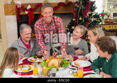 Mann mit gebratenem Truthahn zu Weihnachten Stockfoto